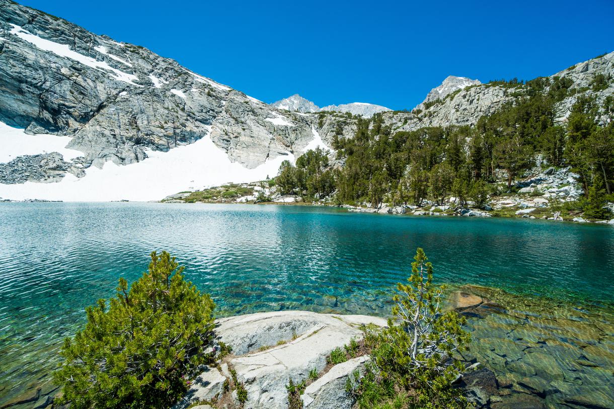 A turquoise alpine lake surrounded by granite peaks near Mammoth Lakes